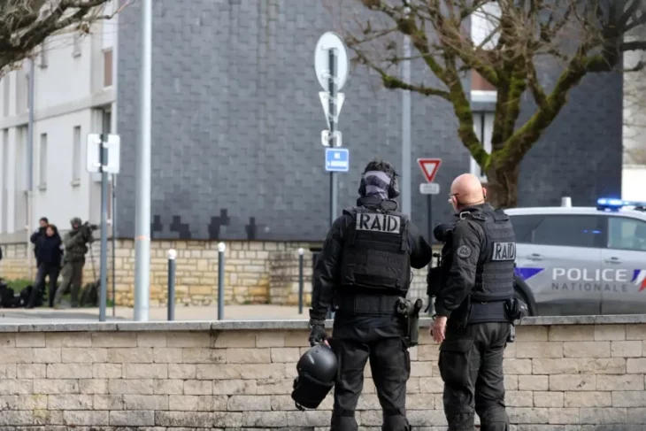 Coup de filet de la police avec le RAID de Bordeaux dans plusieurs quartiers de Châtellerault et Poitiers pour frapper un réseau de drogue.