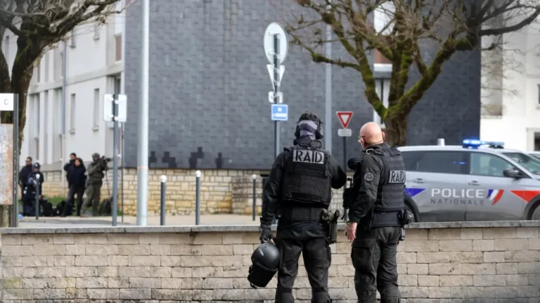 Coup de filet de la police avec le RAID de Bordeaux dans plusieurs quartiers de Châtellerault et Poitiers pour frapper un réseau de drogue.