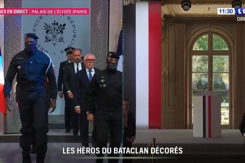 Remise de décoration collective aux forces de polices intervenues au Bataclan.