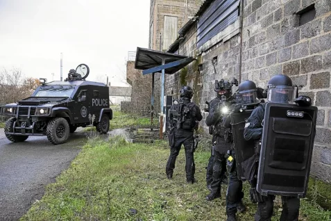 Retranché chez lui, un homme interpellé par les policiers du RAID, ce mercredi midi au sud de Nantes.