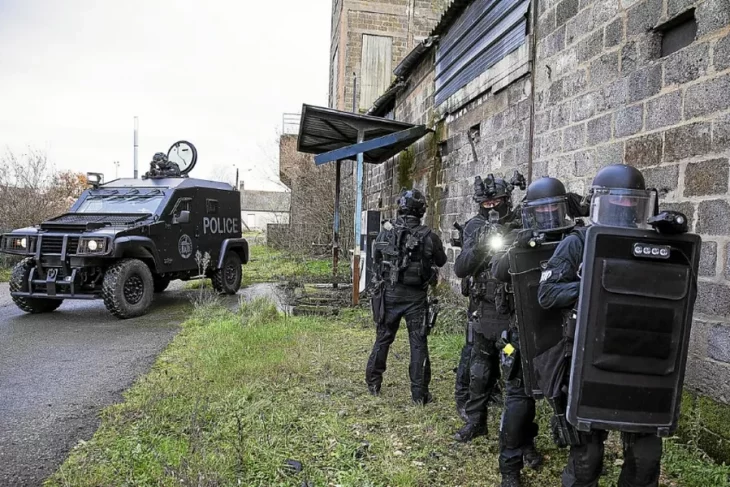 Retranché chez lui, un homme interpellé par les policiers du RAID, ce mercredi midi au sud de Nantes.