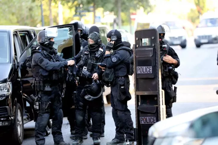 Fausse alerte, vrai impact : la police intervient pour un homme armé à Nice… et découvre un appartement vide.