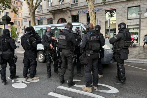 Le RAID déloge un homme retranché dans sa chambre et menaçant de « dégoupiller une grenade ».