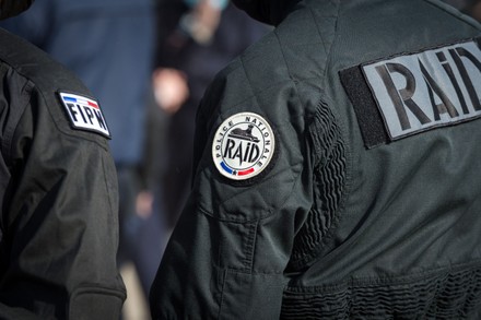 Près de Toulon. Des dizaines de policiers, le RAID et des blindés mobilisés en pleine nuit pour un homme qui dormait.