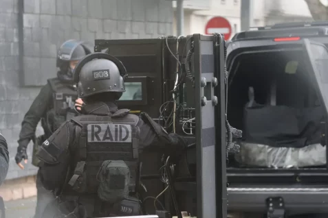 Intervention du RAID à Auxerre : trois personnes interpellées après des coups de feu tirés en pleine rue.