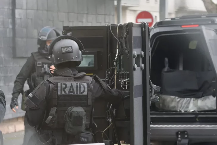 Intervention du RAID à Auxerre : trois personnes interpellées après des coups de feu tirés en pleine rue.