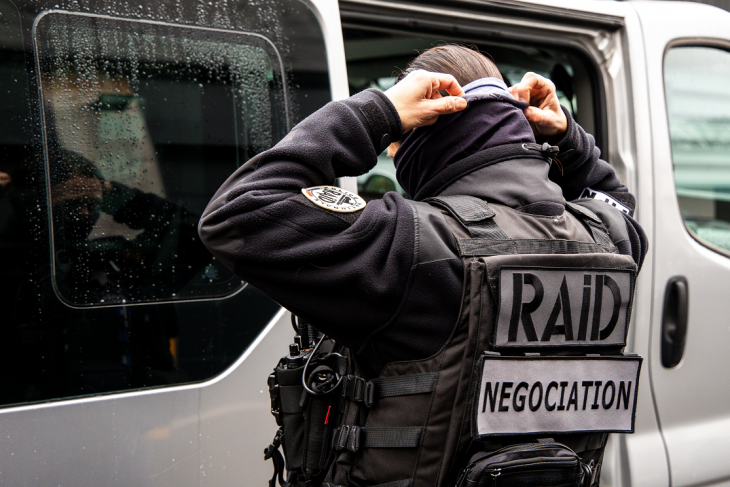 Sète : intervention du RAID, un jeune de 18 ans empêché de sauter du troisième étage.