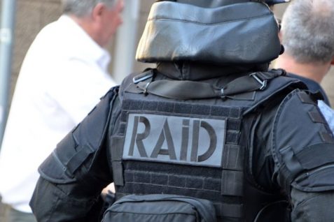 Ils louaient des appartements en ville pour prostituer des femmes : coup de filet des policiers, soutenus par le RAID, à Béziers, cinq personnes arrêtées.