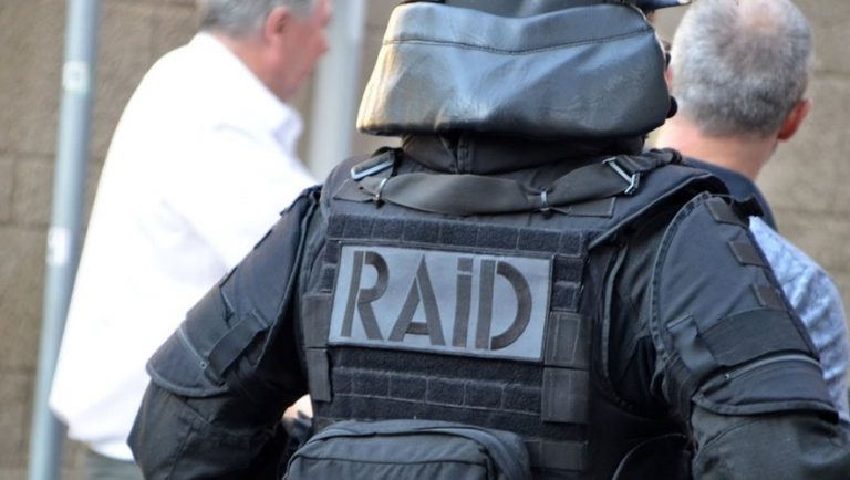 Ils louaient des appartements en ville pour prostituer des femmes : coup de filet des policiers, soutenus par le RAID, à Béziers, cinq personnes arrêtées.