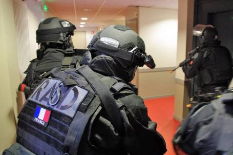 Le Creusot : Les Policiers du RAID pour interpeller un homme présumé armé.
