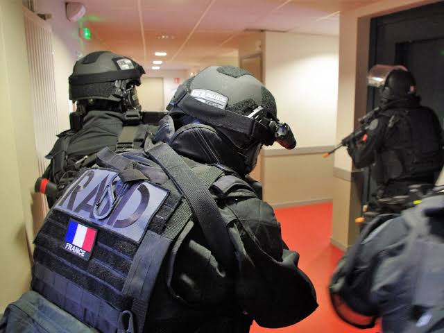Le Creusot : Les Policiers du RAID pour interpeller un homme présumé armé.
