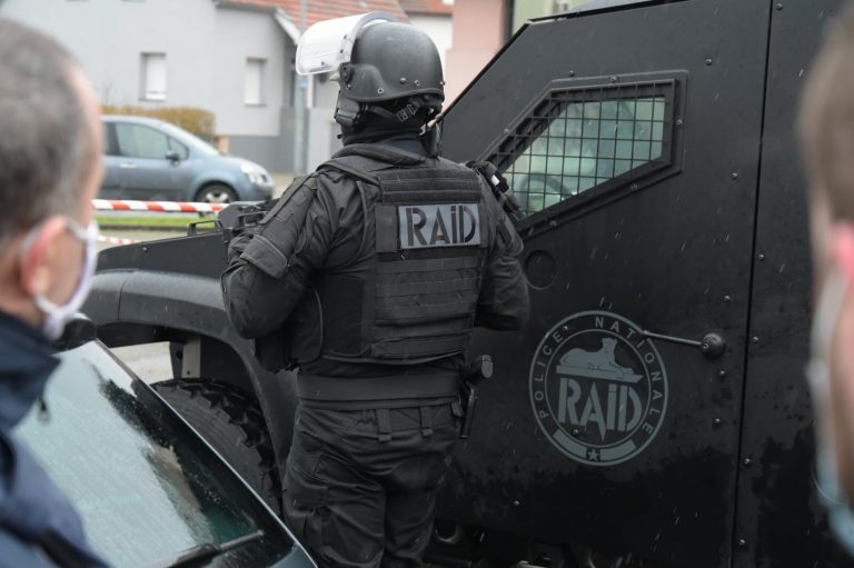 « Pas des petits dealers, mais les têtes de réseau » : 200 policiers et gendarmes, avec l&rsquo;appui du RAID et GIGN, opèrent un coup de filet à Montbéliard.