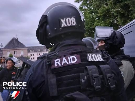 À Limoges, un exercice de sécurité civile ultra réaliste avec des assaillants lourdement armés et une voiture piégée.