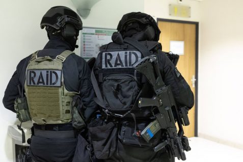 Moselle : Sept enfants découverts dans un appartement insalubre après une intervention du RAID.