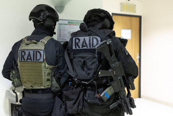 Moselle : Sept enfants découverts dans un appartement insalubre après une intervention du RAID.