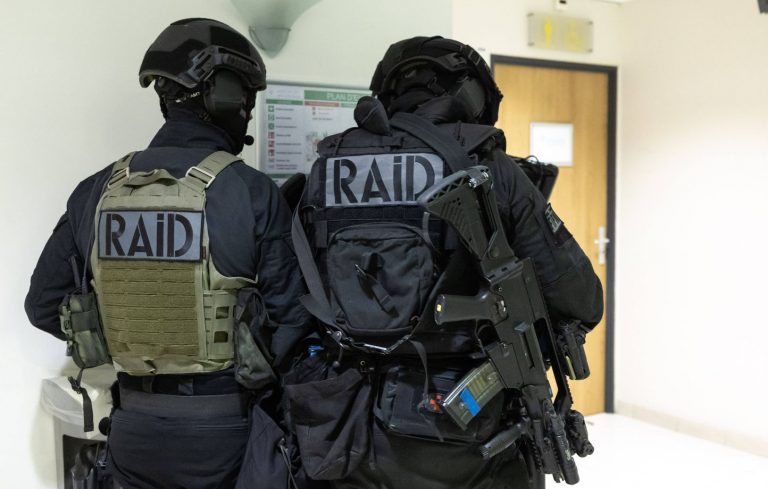 Moselle : Sept enfants découverts dans un appartement insalubre après une intervention du RAID.