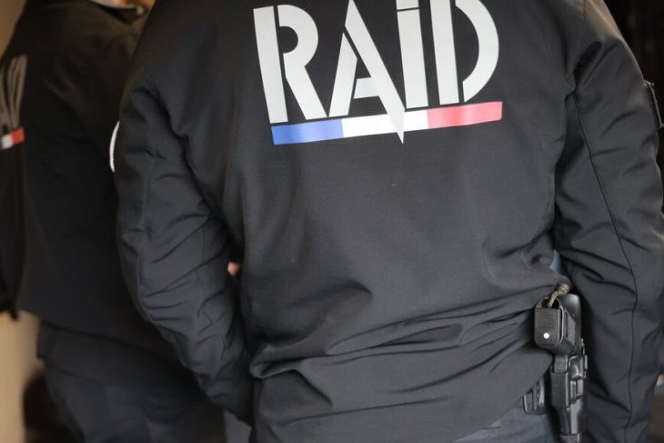 Intervention du RAID à Nice : un enfant retrouvé mort, son père gravement blessé après s’être donné plusieurs coups de couteau.