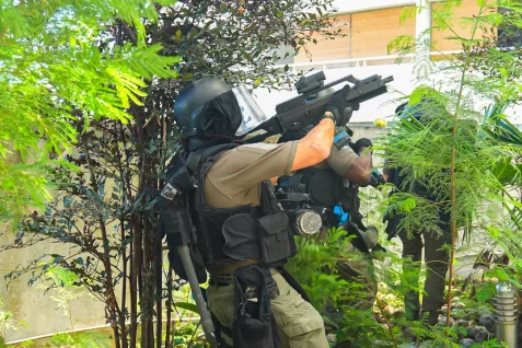 Saint-André : retranché avec une bouteille de gaz, un homme menace de tout faire exploser, le RAID sur place.
