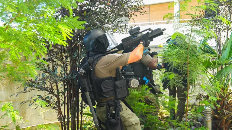 Saint-André : retranché avec une bouteille de gaz, un homme menace de tout faire exploser, le RAID sur place.