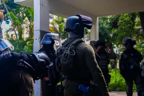 Quatre heures de négociations avec le RAID, violences sur sa mère : le « forcené » de Saint-André condamné à 30 mois de prison ferme;