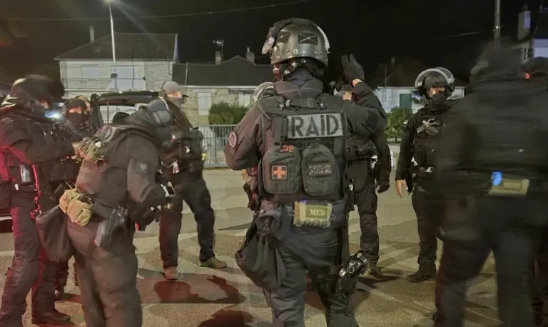 Intervention du RAID à Brive : trois personnes en garde à vue, de la drogue et des munitions saisies.