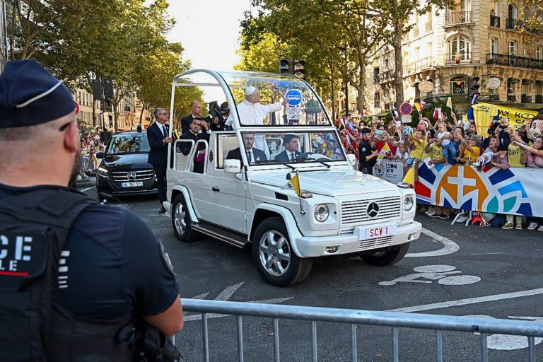 Des milliers de policiers, quartiers mis sous cloche… Ce que l&rsquo;on sait du dispositif sécuritaire hors norme prévu pour la visite du pape à Paris.