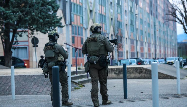 Il n&rsquo;a pas supporté une rupture amoureuse : le RAID appelé en renfort dans cette commune près de Lyon.