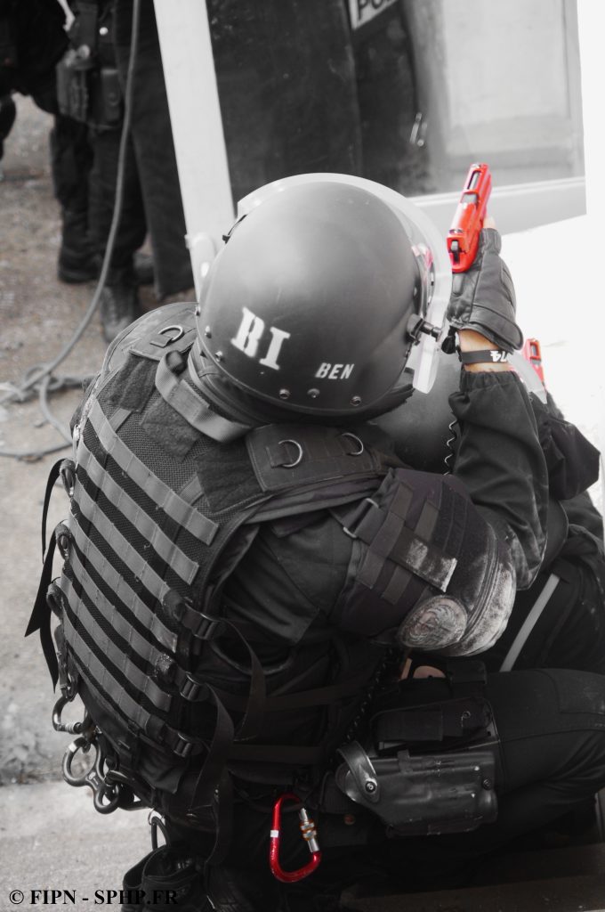 Opérateur de la B.I en exercice, casque marqué BI