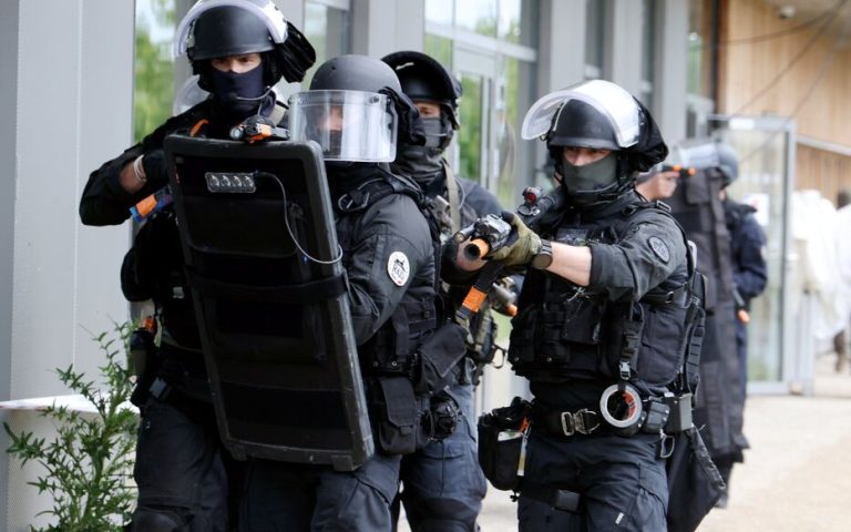 Lyon : le RAID déployé après le braquage d’une bijouterie, les salariés retrouvés menottés et un suspect activement recherché.