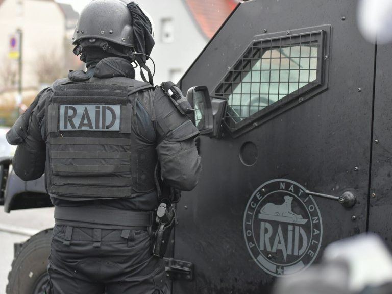 Un forcené armé d&rsquo;un couteau délogé du toit du Super U par le RAID.