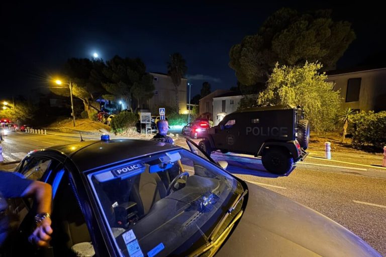 Le RAID intervient pour un homme armé retranché chez lui à Nice, un gros dispositif déployé.