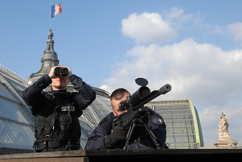 Tireur de précision et observateur de la B.I en position sur les toits de Paris