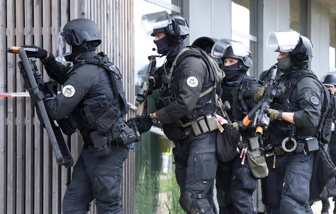 Seine-et-Marne : Un homme de 92 ans tue sa femme et menace de se suicider, le RAID intervient.
